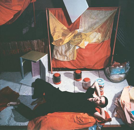 He  lio Oiticica mit Bo  liden und Parangole  s in seinem Atelier