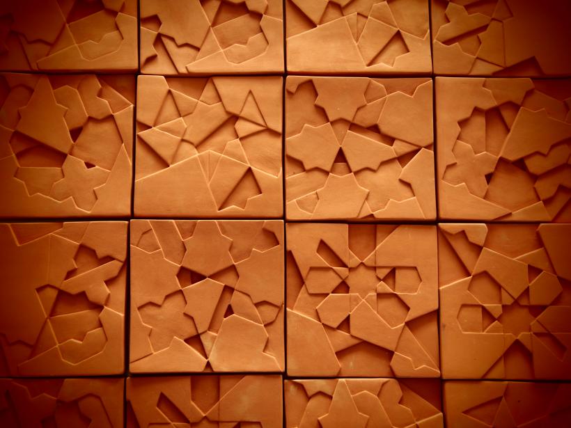 Sara Ouhaddou, Ceramic wall installation in natural clay, Version 1
