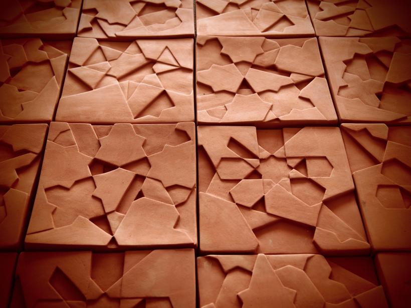 Sara Ouhaddou, Ceramic wall installation in natural clay, Version 1