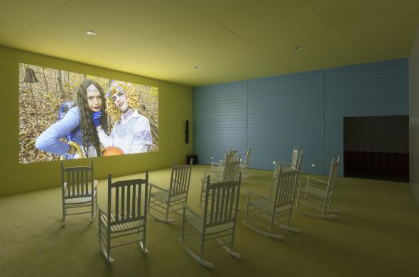 Rachael/Lizzy Fitch Videoinstallation (Fondation Prada)